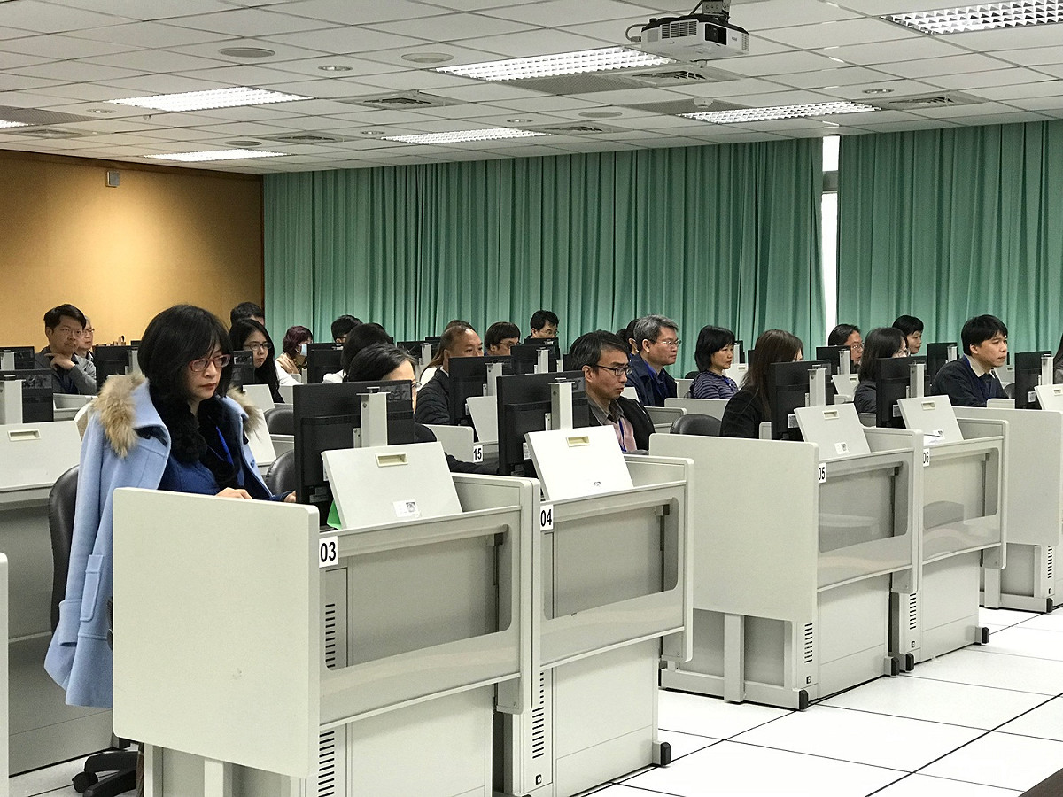 本次參與國文寫作閱卷委員多為各大學中文系、國文系、語文教育系、通識教育中心的教師，共計222人，分12組，每一大題六組，採分題閱卷模式。 圖／記者許維寧攝