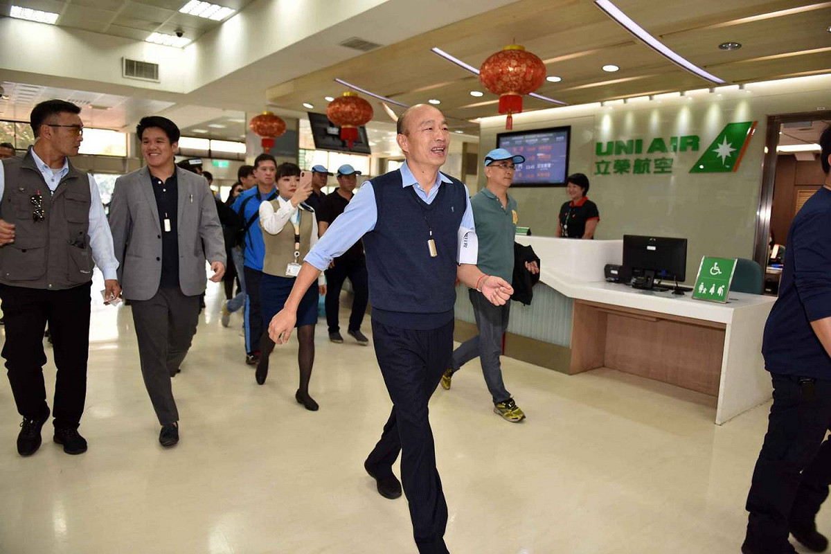 韓國瑜至小港機場搭直昇機。 圖：高雄市新聞局／提供