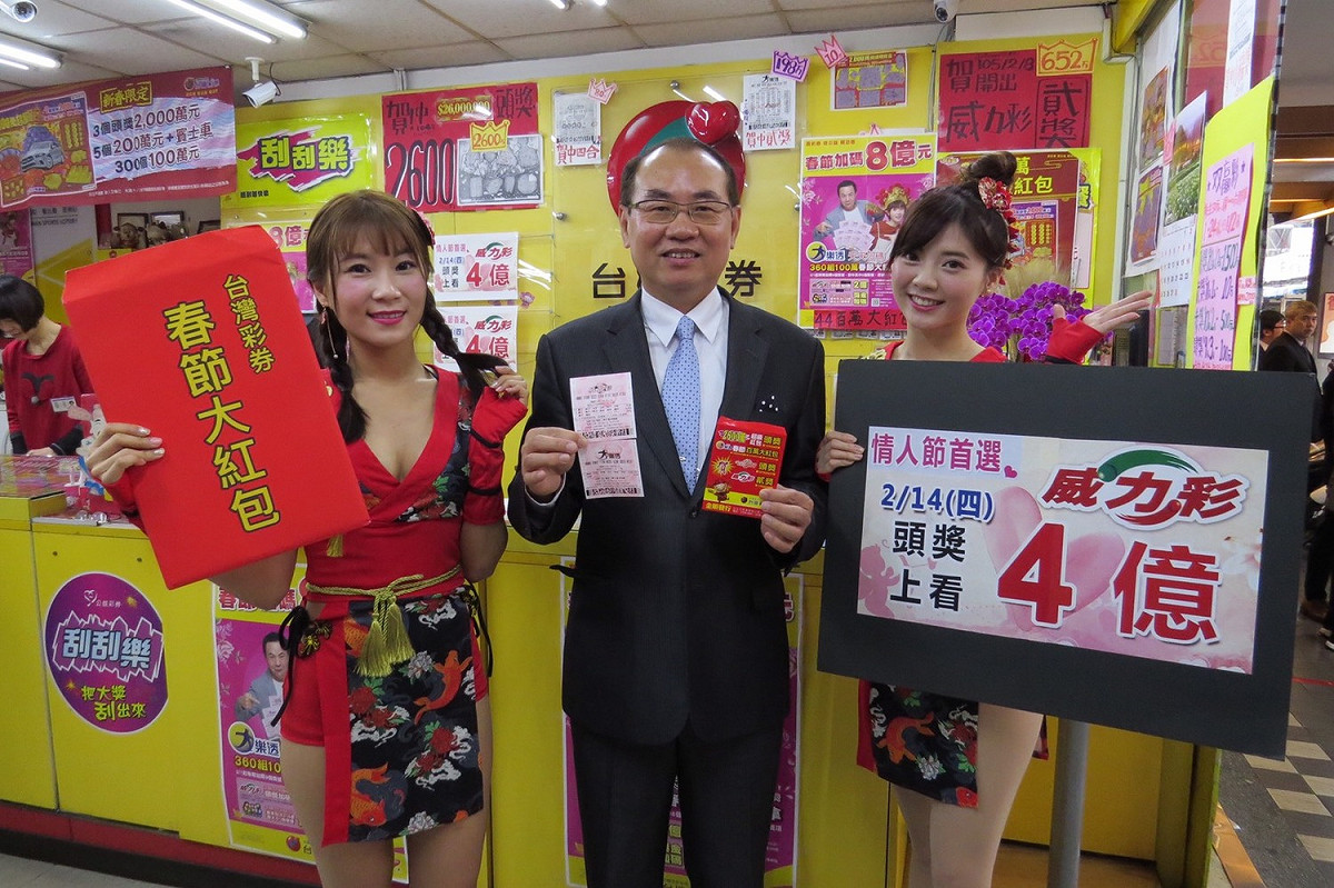 為提醒民眾把握大樂透「春節大紅包」最後加碼機會，台灣彩券公司總經理蔡國基2月13日前往台北市「金順發行」發送100份限量樂透紅包給現場排隊民眾，並公布累計已有376人中春節大紅包，而且近8成採電腦選號 。 圖／記者顏真真攝，2019.2.13