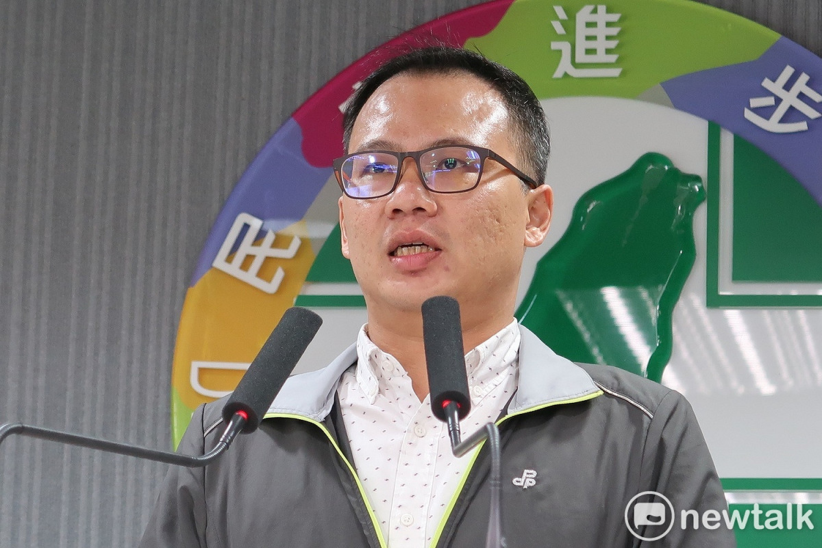 民進黨發言人林琮盛說，中評會決議對郭信良「予以除名處分」。 圖：林朝億/攝