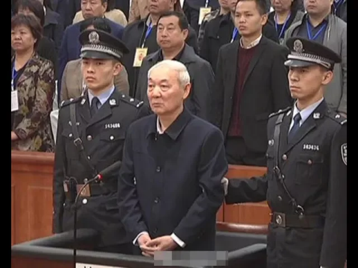 一位參與者的家屬廖先生說，他們上訪都十四、五年了。相較於整個國家政府部門腐敗現象如此嚴重，他們上訪的個案看來真的都是小事了。圖為去（2018）年，中國出現首位貪腐10億被判死刑的官員。 圖：翻攝自Youtube