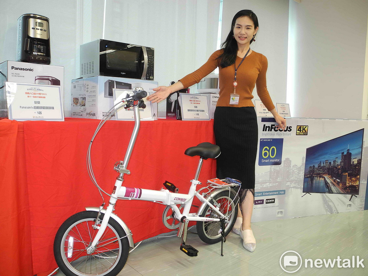 新北市政府進行設籍400萬人口第11波滿千抽獎活動，送出機票、60 吋液晶電視、捷安特折疊腳踏車、自動研磨咖啡機及微電腦微波爐等 134個獎品。 圖：王峻昌/攝