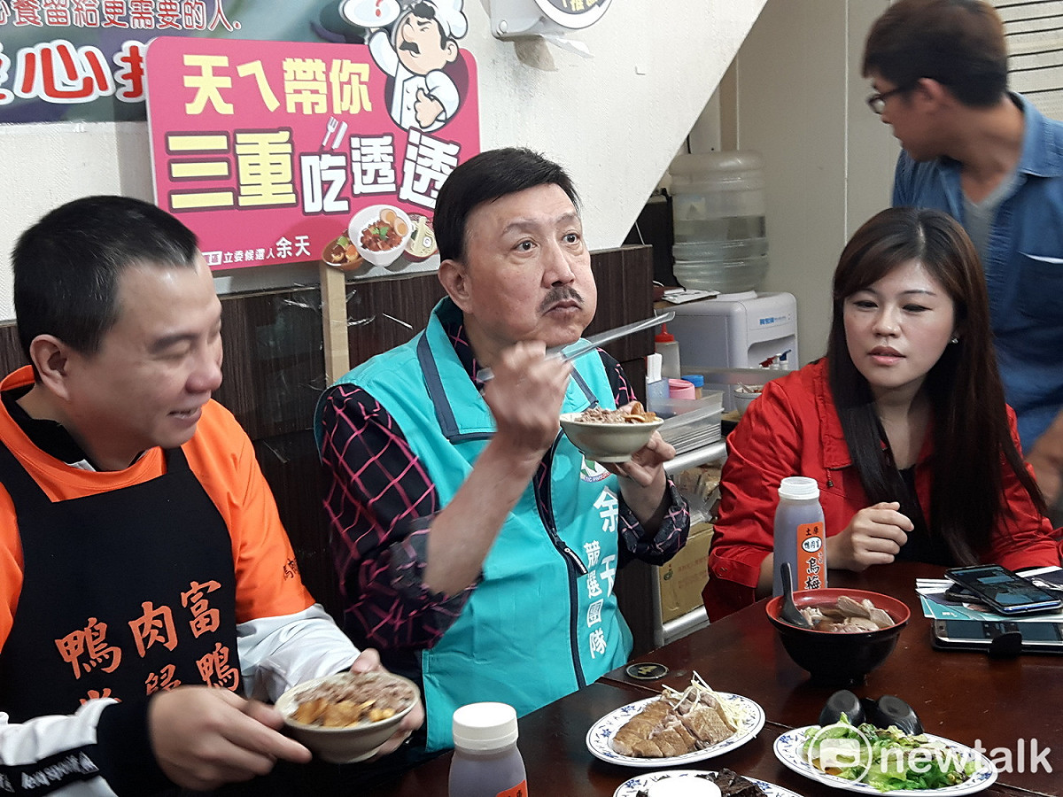 余天首次開臉書直播「天ㄟ帶你三重吃透透」介紹三重美食，第一站先到文化北路吃鴨肉飯。 圖：林昀真/攝