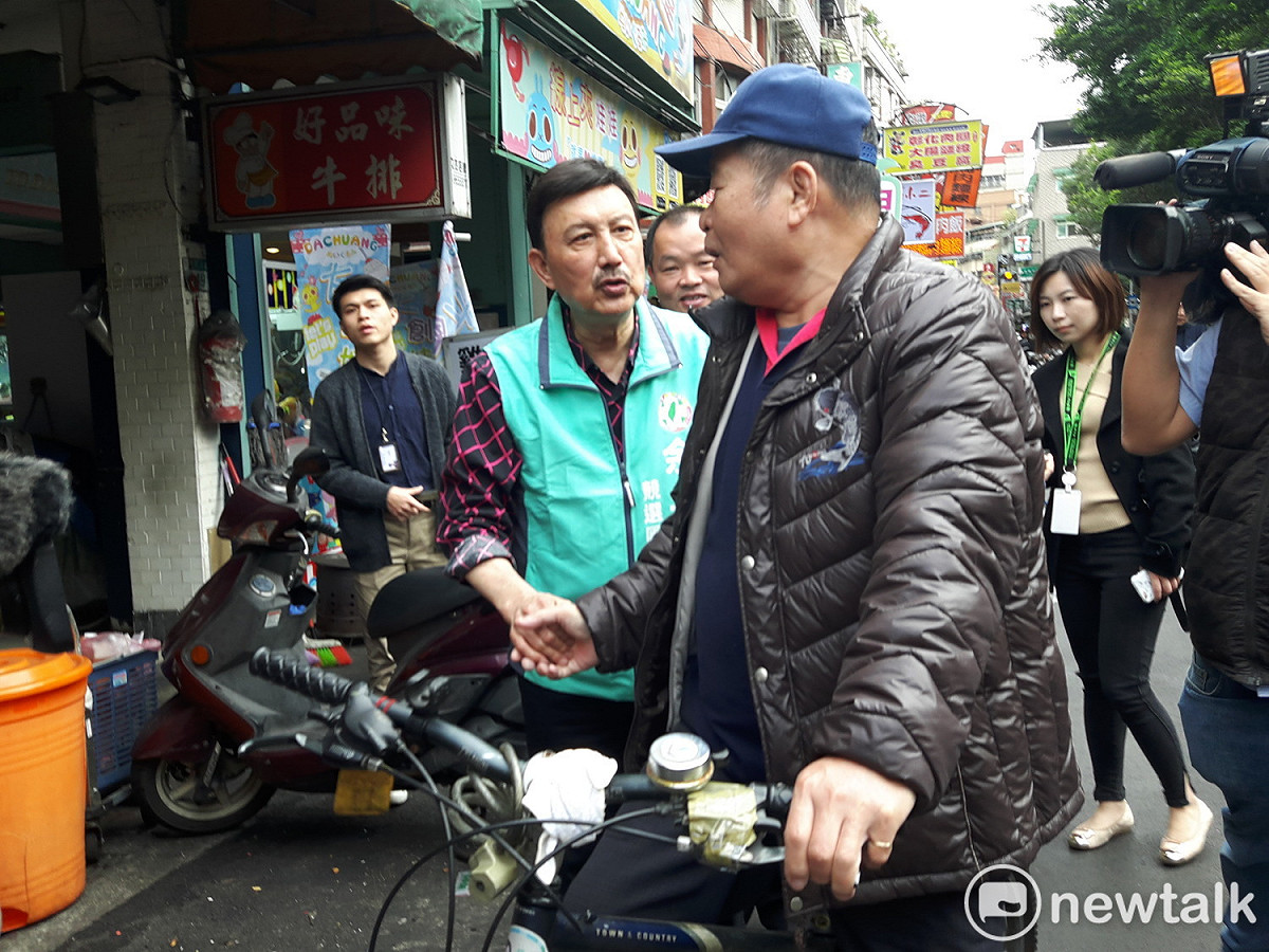 支持民眾路過特地停下來跟余天說「加油」。 圖：林昀真/攝