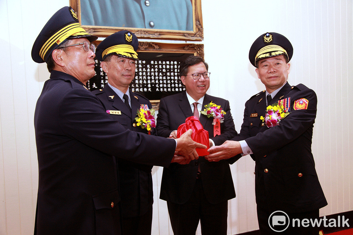 桃園市警局新卸任局長交接典禮，由市長鄭文燦主持布達，內政部警政署副署長劉柏良擔任監交人，新任警察局長陳國進從代理卸任局長吳清湖手中接下印信並宣誓就職。 圖：林昀真／攝