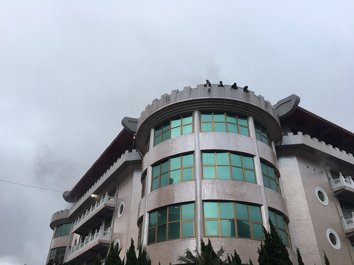 文化大學大典館日前火警，事後卻爆出7、8樓屬違建，建管處要求文大完成補照程序，但台北市長柯文哲表示不同意。 圖：文大學生／提供(資料照片)