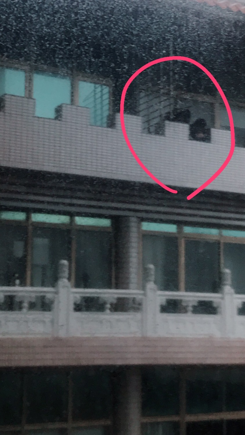 學生受困於大典館教室陽台外。 圖：文大學生／提供