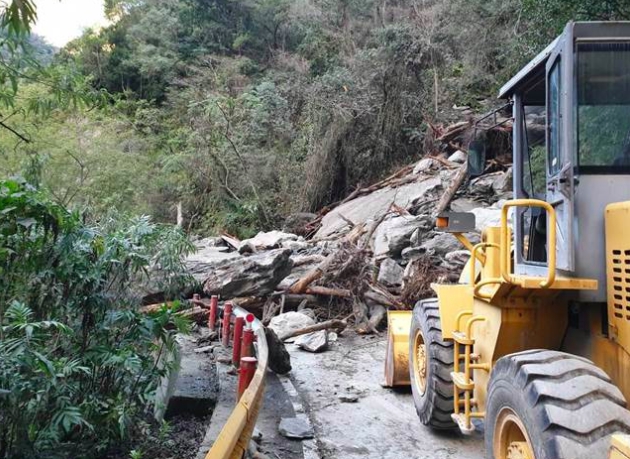 台8線148公里處華綠溪路段，今早發生坍方中斷雙向交通，預計中午搶通。 圖：翻攝國道省道路況即時臉書社團