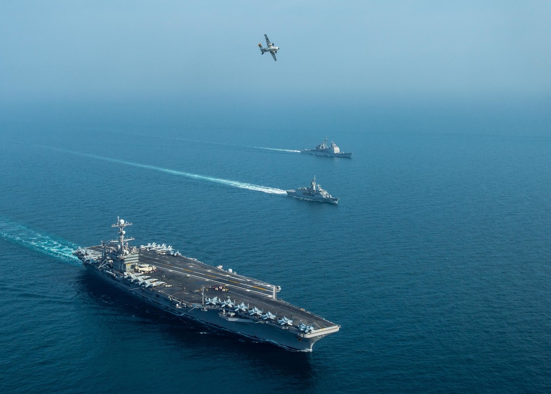 美國約翰史坦尼斯號航空母艦（前起）、澳大利亞皇家海軍護衛艦與美國導彈巡洋艦1月16日在阿拉伯海灣共同軍事演習。 圖：翻攝自美國中央司令部/美國海軍 Jake Greenberg