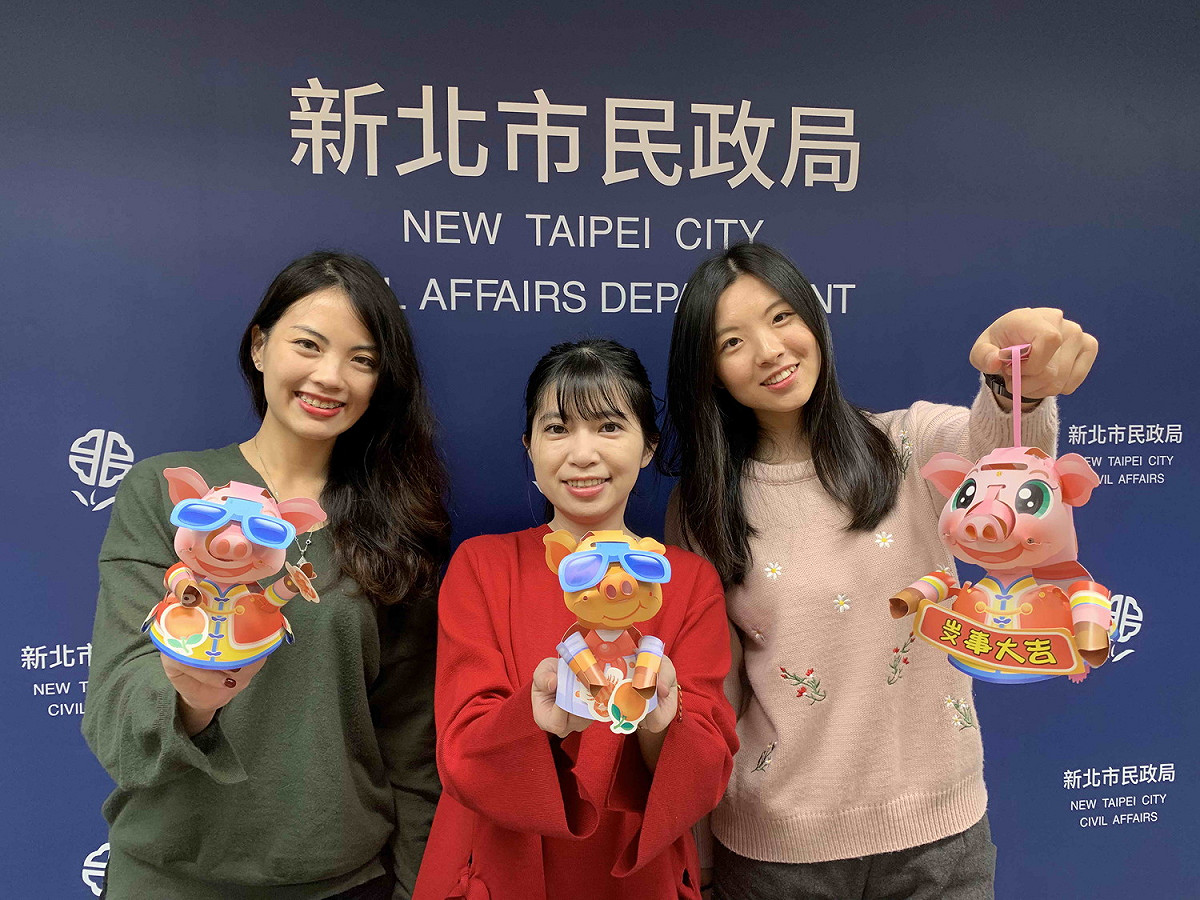 新北市政府明、後兩天，將由29區公所發送創意豬年小提燈，可當提燈、手偶，同時行銷在地特色。  圖：新北市民政局提供