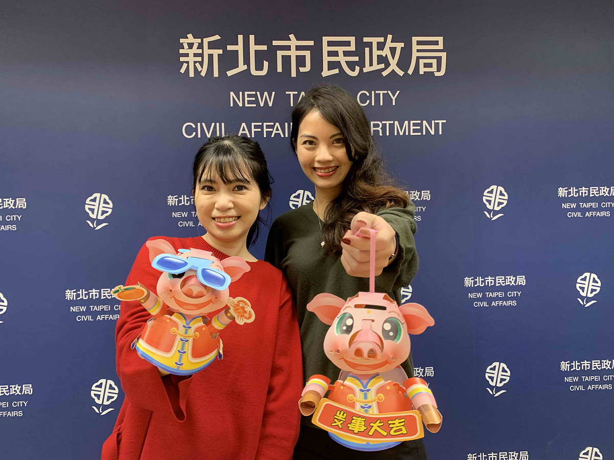 新北市兩款結合三種動態法的豬年元宵小提燈，取名「掌上明豬」及「厚D家」，超級萌又有趣。 圖：新北市民政局提供