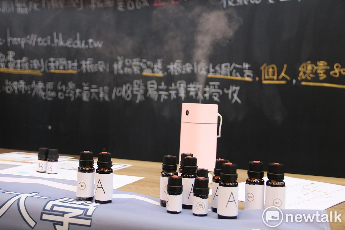 弘光科大妝品系教授易光輝和團隊抽驗市售精油，發現9成是人工香精調和。 圖 : 唐復年/攝