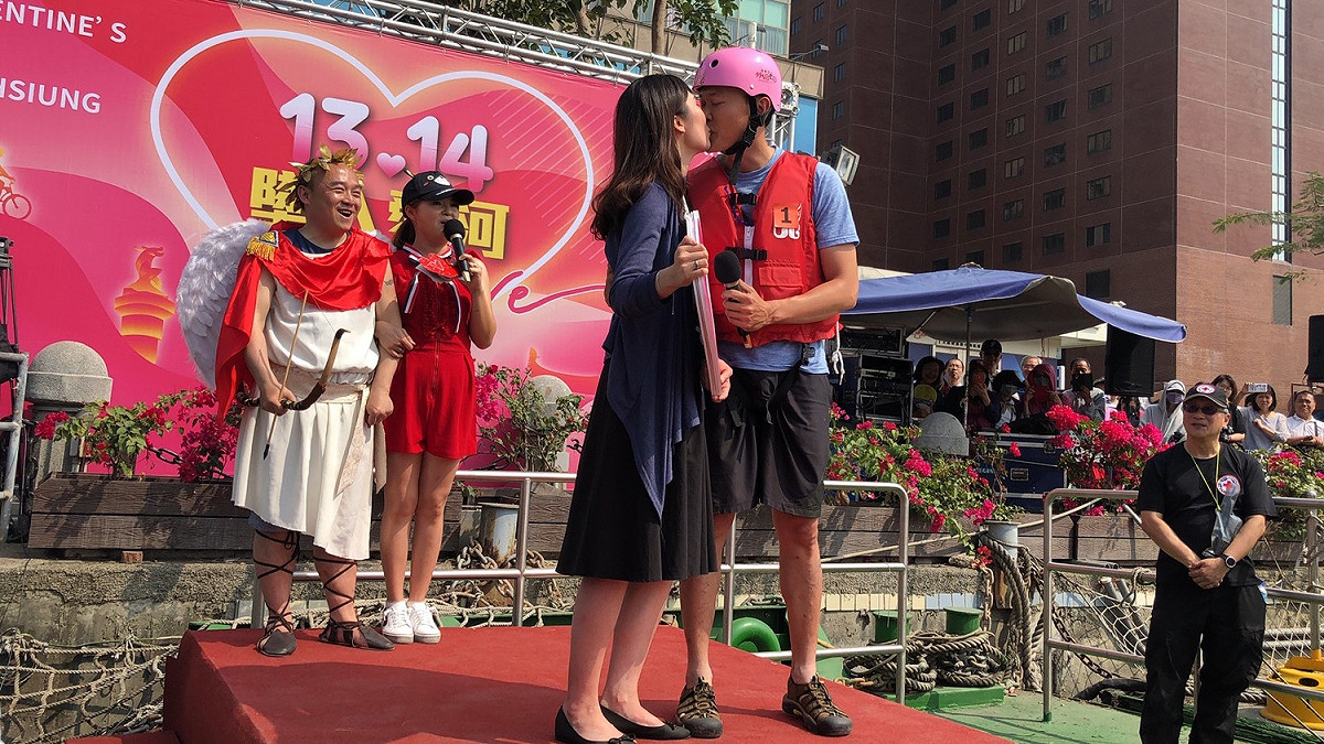情人節跳愛河活動有情侶求婚成功。 圖；高雄市觀光局／提供