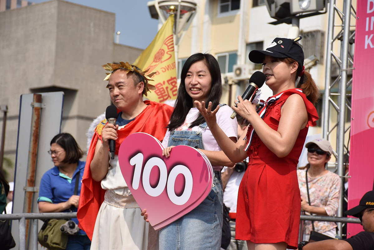 女方羞澀地為另一半打一百分滿分。 圖：孫家銘／攝
