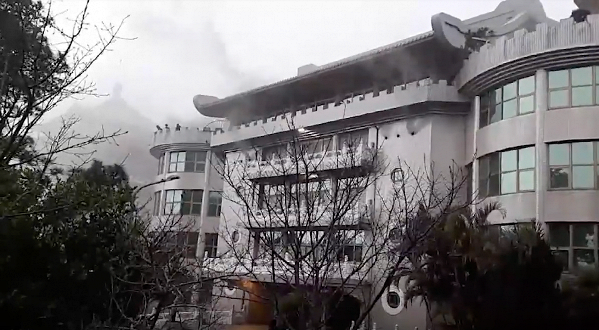 文化大學大典館於昨（13）日發生火警，警消共救出16人，兩位景觀系陳姓、李姓女同學傷勢較嚴重，其中李姓女同學救出時已無呼吸心跳，經新光醫院搶救後狀況已趨於穩定，目前兩者復原情況樂觀。 圖／文化大學公關室提供