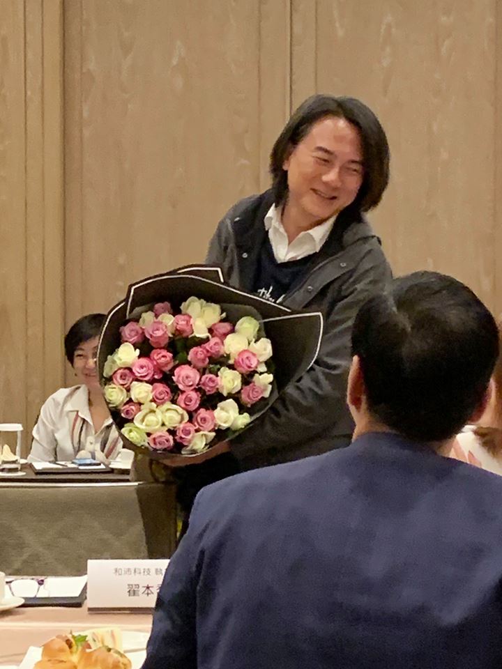 朱立倫還特別標註說明翟神手上的這束花「是翟夫人送給翟先生的」。 圖：翻攝朱立倫臉書