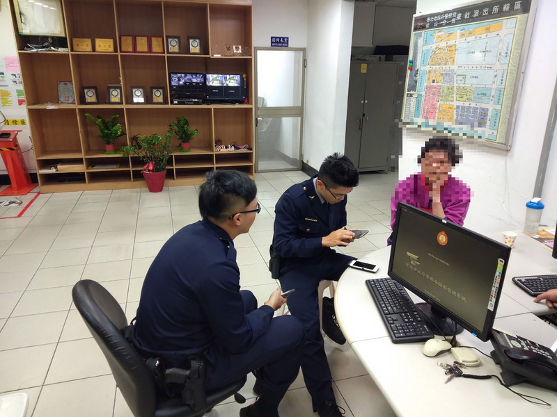 台北市民接獲外籍友人訊息，稱要寄包裹來台，但需先匯款6000美元，警求證後，確認為詐騙，成功攔阻。 圖 : 台北市警察局松山分局/提供