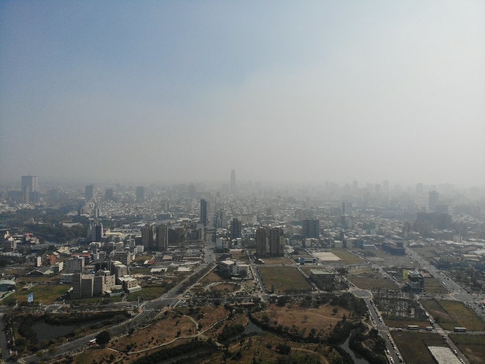 南部反空污大聯盟空拍的高雄市區空污畫面。 圖 : 南部反空污大聯盟／提供