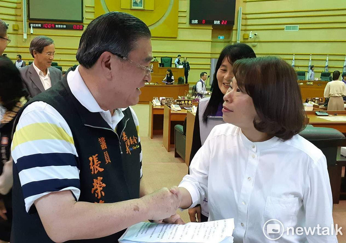 黃敏惠與張榮藏握手寒暄，一派祥和。 圖：蔡坤龍/攝