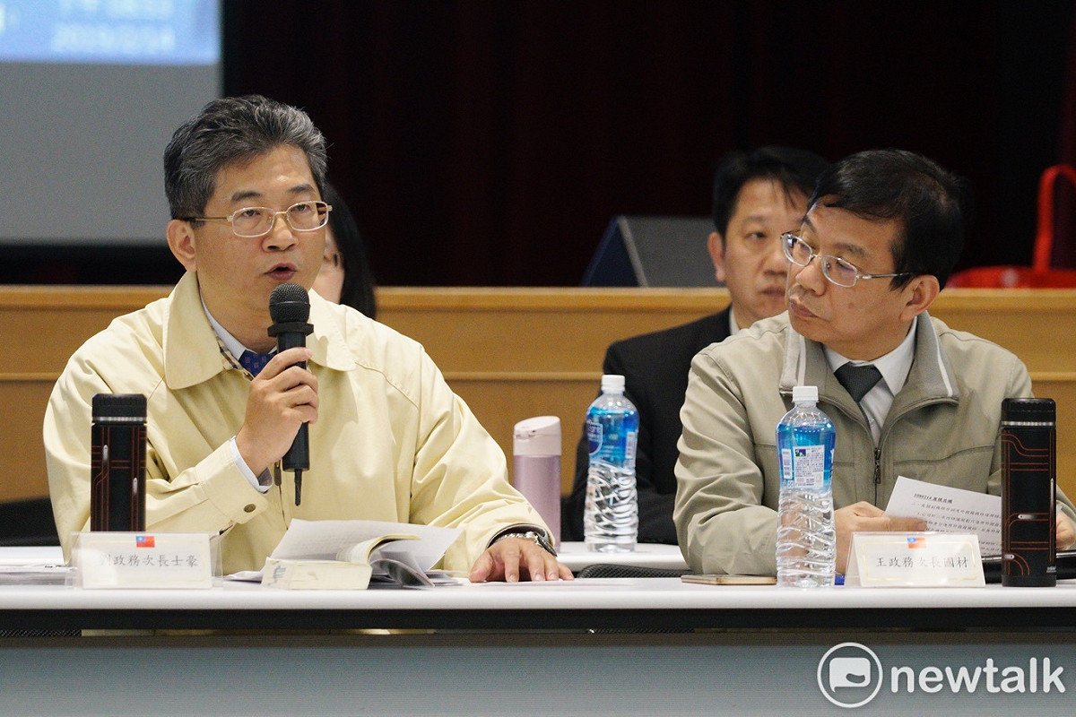 勞動部次長劉士豪宣布華航勞資協商順利，針對工會提出五項訴求雙方取得共識，待團協簽定後一日契約即生效。 圖：張良一/攝