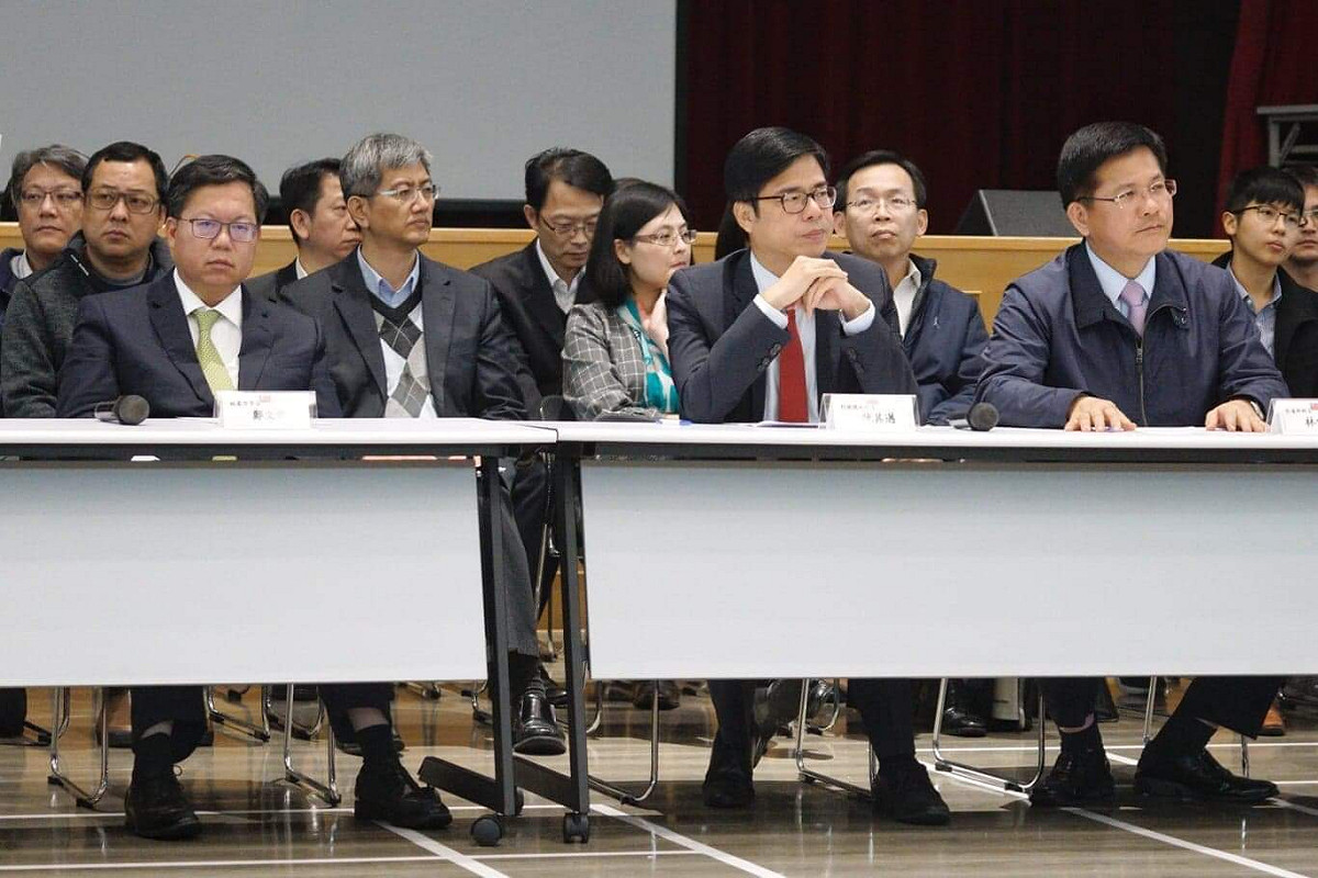 華航罷工歷經7天，在華航勞資雙方與交通部、勞動部四度協商後，今(14)日晚間對於工會所提出的五項訴求終於達成共識。圖為在第一線協調的行政院副院長陳其邁（前排中）、交通部長林佳龍（前排右），以及桃園市長鄭文燦（前排左）。 圖：張良一/攝