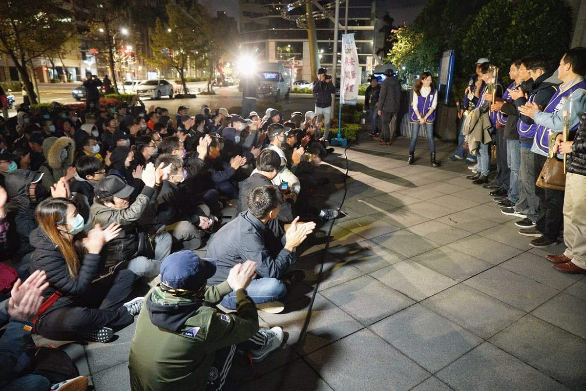 華航的勞資爭議已經落幕，圖為機師工會代表昨夜向工會成員報告協商談判過程。 圖：張良一/攝
