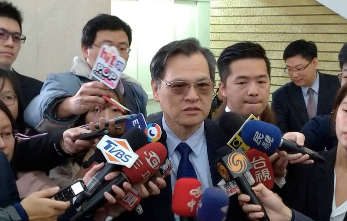 陳明通今天出席院會，事前接受媒體訪問。 圖:陳佩君/攝