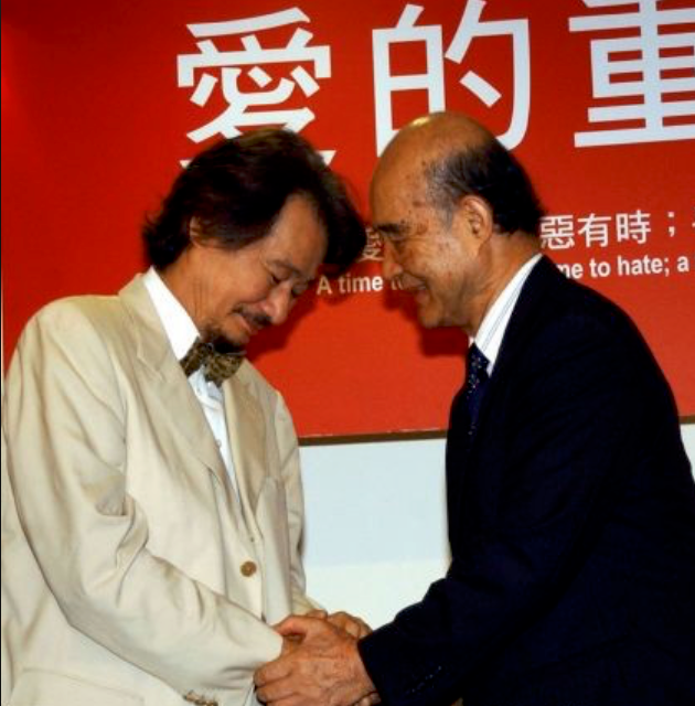 施明德在臉書PO出2008年高俊明召開記者會與他和解的照片敬悼，表示「無盡的哀慟，無限的景仰，您是苦難者腳前的光，您是飢渴者不竭的糧，永遠敬您，永遠愛您」。 圖：截自施明德臉書