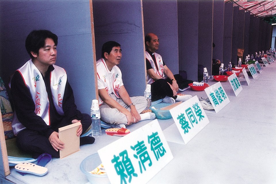 賴清德在臉書上PO出與高俊明一起在立委蔡同榮的主持下為公投立法絕食照片追弔高俊明。