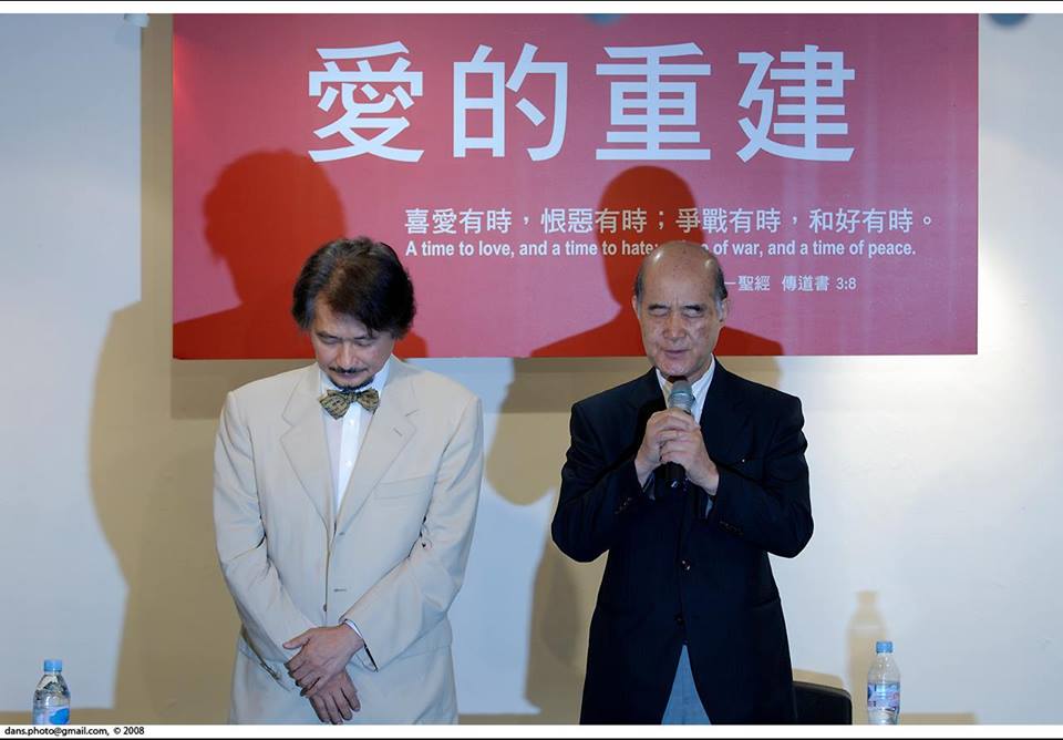 施明德在臉書PO出2008年高俊明召開記者會與他和解的照片敬悼，表示「無盡的哀慟，無限的景仰，您是苦難者腳前的光，您是飢渴者不竭的糧，永遠敬您，永遠愛您」。 圖：截自施明德臉書