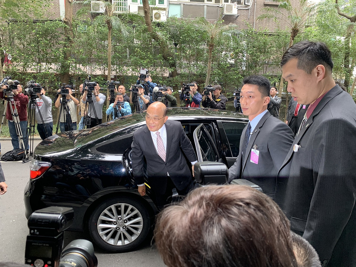 睽違13年重回立法院議場備詢，行政院長蘇貞昌今（15）日上午受訪表示，「人生的劇本早已經寫好，只是不能偷看，但要全力以赴。」 圖：謝莉慧/攝