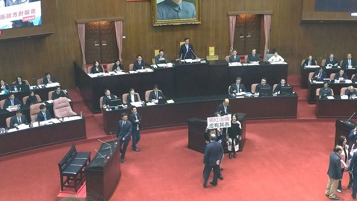 藍委一番抗爭後，最後行政院長蘇貞昌順利上台。 圖:陳佩君/攝