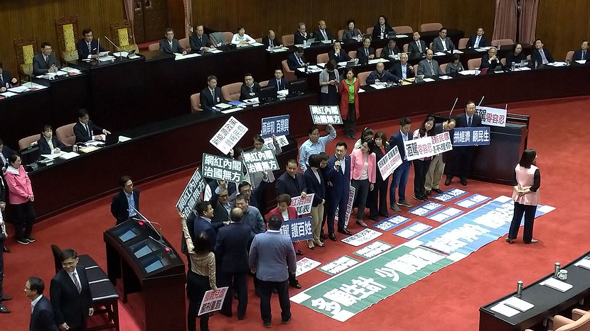 新的會期，國民黨在議場中抗議，藍委指控綠委推人。 圖:陳佩君/攝