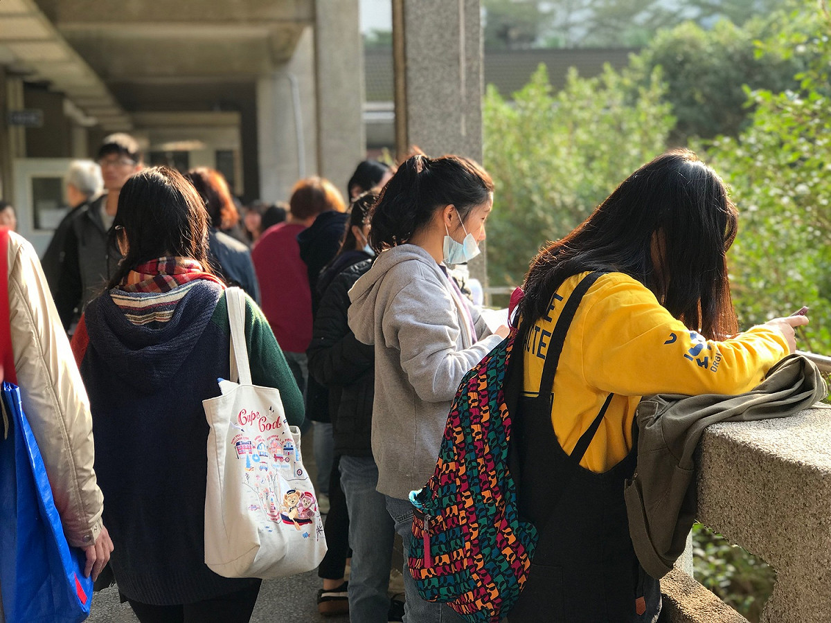 大陸教育部1月底宣布台灣學生的學測單科均標(國英數)就可以報考陸校，其中醫、藥等科系也積極對台招生，讓對醫學情有獨鍾、但礙於台灣門檻高的學生，又多了一道大門。 圖／記者許維寧攝