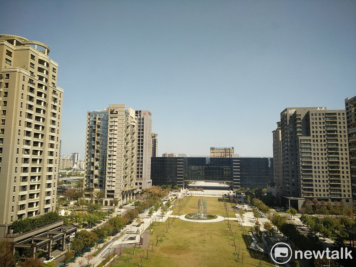 台中市政府上空今天一片灰濛濛。 圖：唐復年/攝