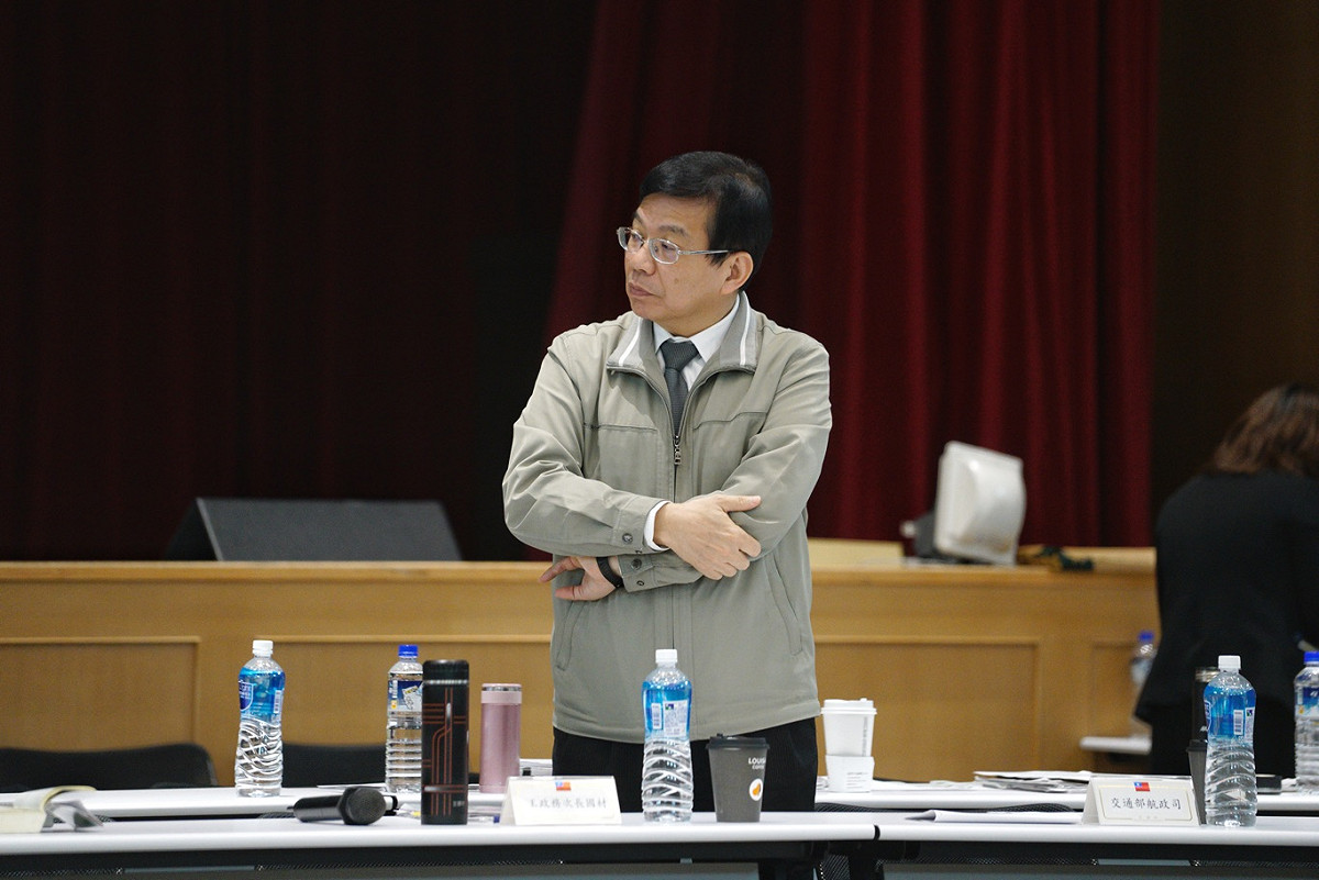 華航勞資協商會議主持人交通部次長王國材在等待華航勞資雙方協商結果。 圖：張良一/攝