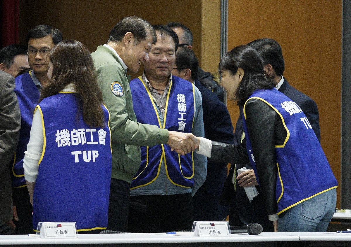 華航董事長何煖軒在華航勞資雙方簽署團體協約，工會宣布結束機師罷工後，向談判的工會幹部致意。 圖：張良一/攝（資料照片）