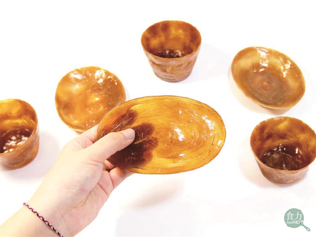 世界各國發揮創意尋找一次性餐具替代品，圖為韓國利用傳統糖果製作碗盤。 圖：取自MOCO LOCO
