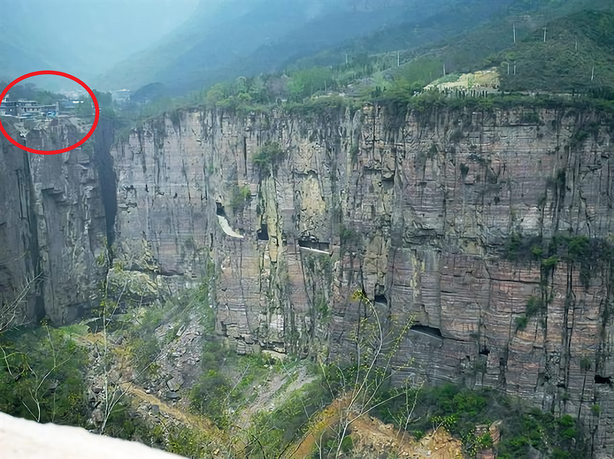 被譽為是世界上最危險的村莊之一的郭亮村，600多年來遺世獨立，只靠著720個台階的天梯攀登入村。 圖 / 翻攝自網路