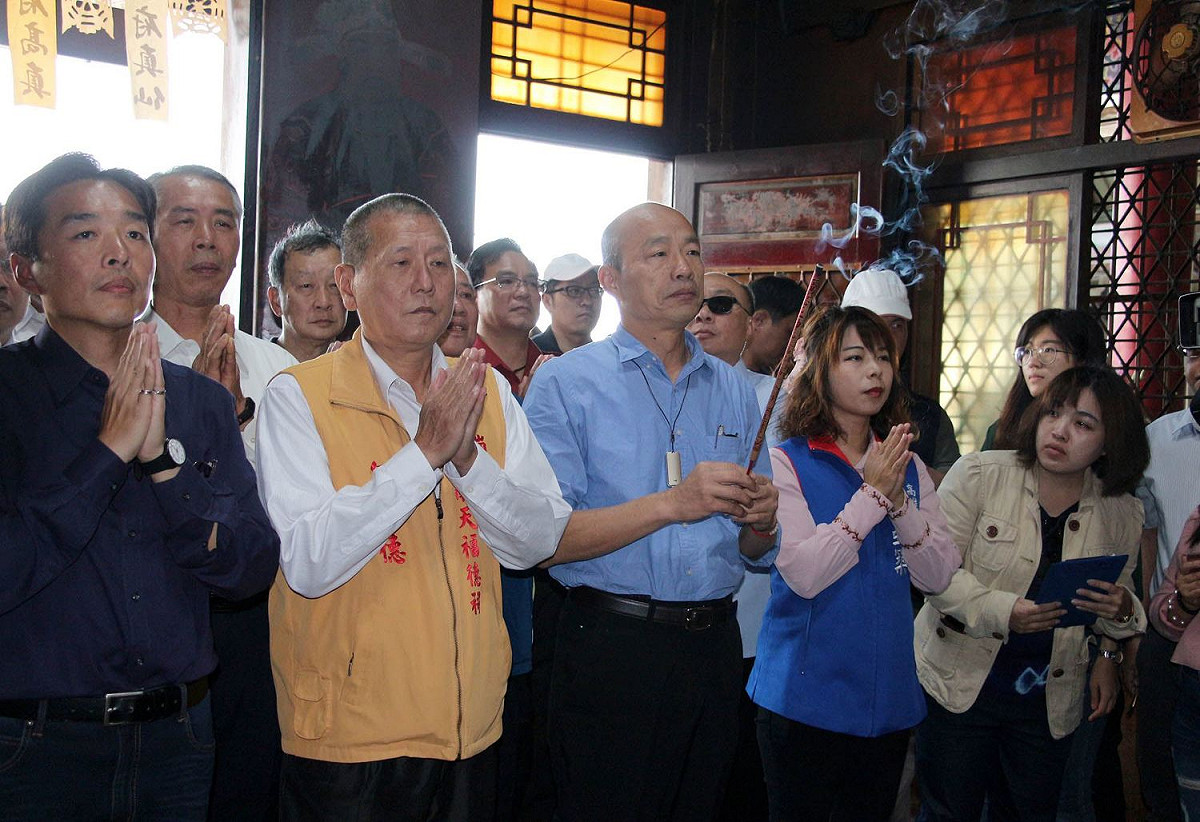 高雄市長韓國瑜今（15）日上午前往高雄市田寮大南天福德祠發送市長紅包，並針對蔡英文昨日臉書貼文做出回擊。 圖：高雄市政府／提供