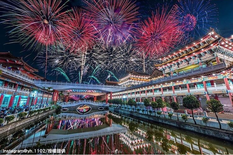 台南鹿耳門聖母廟煙火秀，每年都吸引許多民眾參加。（圖為去年煙火盛況） 圖：翻攝自instagram yh.1102／開放權限