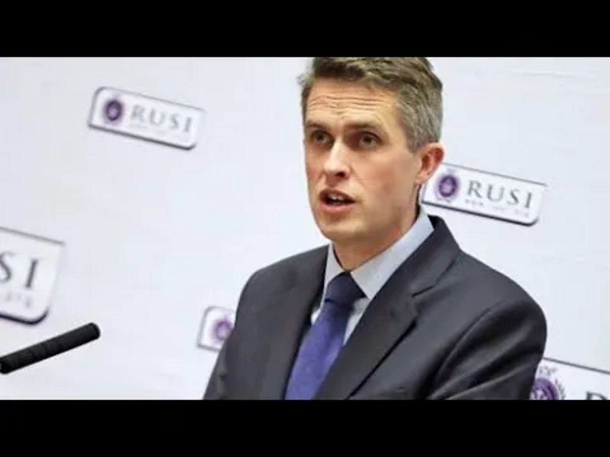 英國國防大臣加姆·威廉森（Gavin Williamson）日前揚言，2021年將派航空母艦伊麗莎白女王號駛入南中國海，與美國的F-35戰鬥機一起巡弋。 圖：翻攝自Youtube