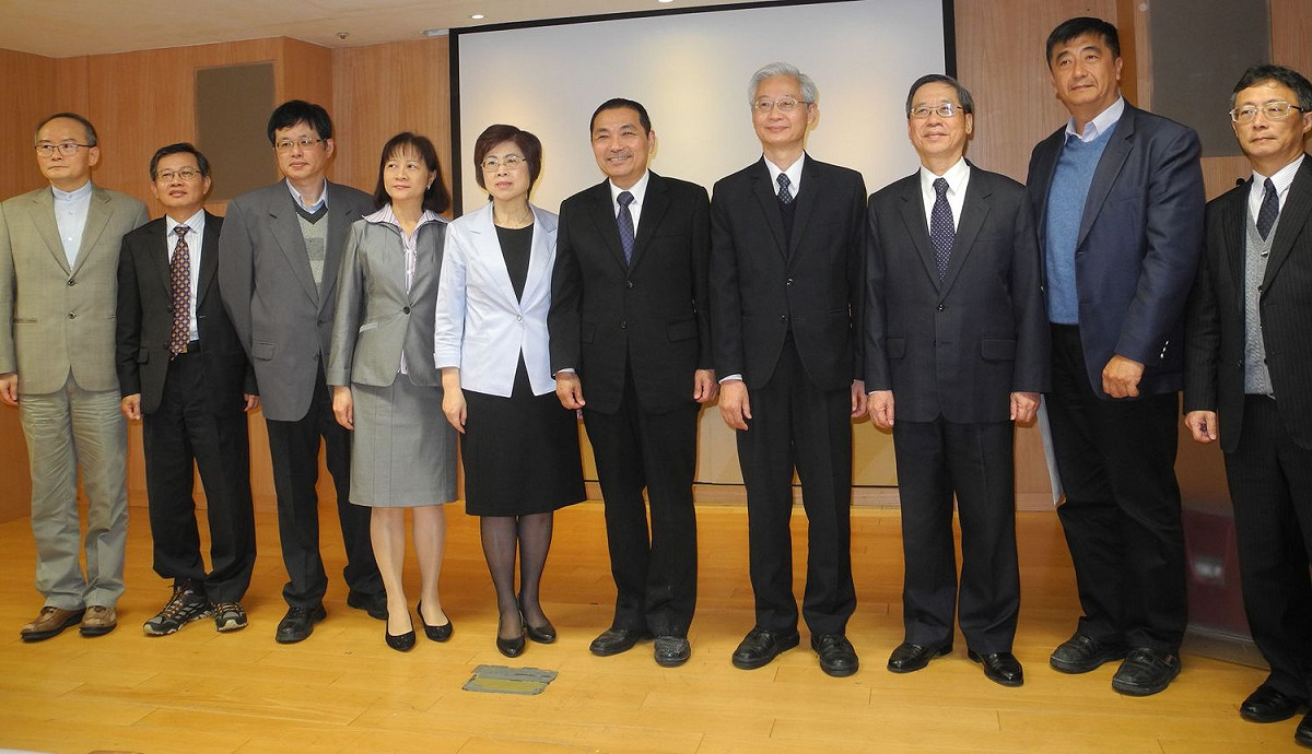 新北市長侯友宜接待司法院副祕書長葉麗霞（左五）及6個地方法院人員。 圖：王峻昌/攝