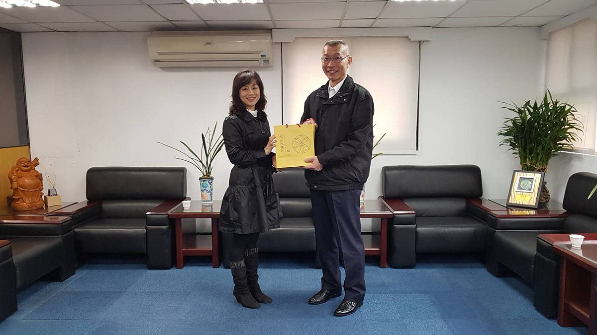 坪林區長施明慧頒發感謝狀給臺北客運總經理李建文，感謝「捷運新店站－坪林」跳蛙公車解決通勤通學需求。 圖：新北市交通局/提供