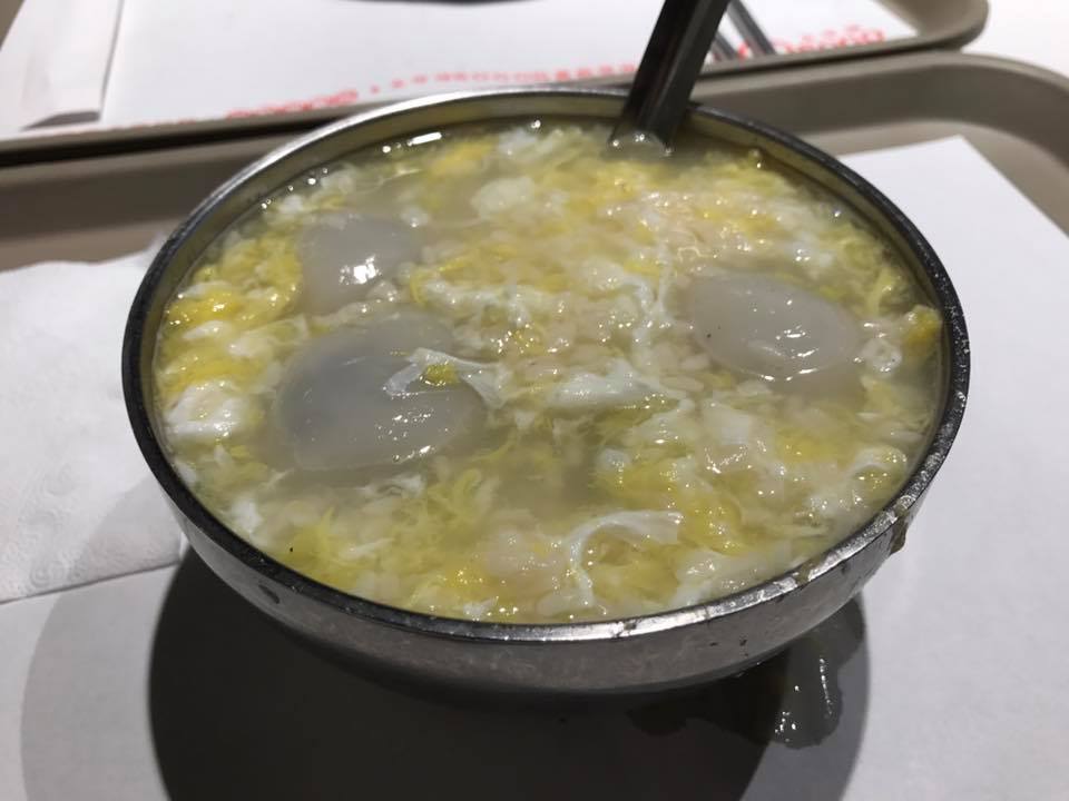 公館酒釀湯圓渾厚口感的芝麻湯圓，配上酸甜的酒釀甜湯，香氣十足又有飽足感。 圖：張嘉哲/提供