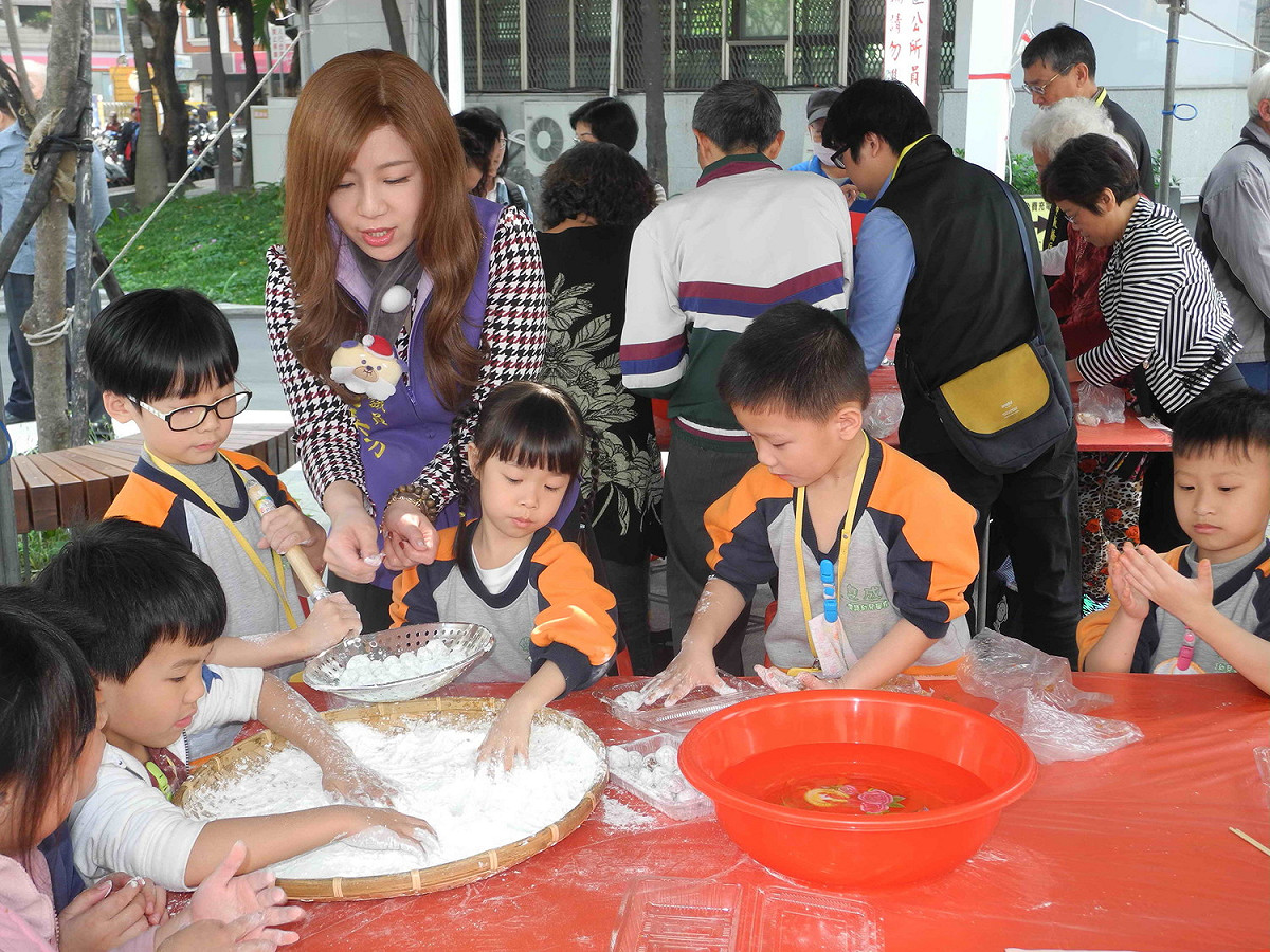 板橋區公所舉辦搖元宵送愛心活動，市議員劉美芳及民眾約300人參加。 圖：王峻昌/攝