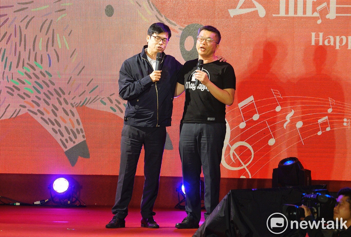 立法院今天晚上舉辦公益音樂會，立法院副院長蔡其昌與行政院副院長陳其邁組成「霜其淋二重唱」逗趣開場。 圖：張良一／攝