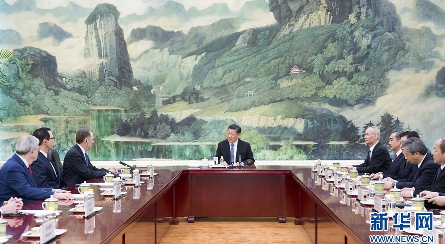 習近平在北京人民大會堂會見中美經貿高級別磋商的美國貿易代表等人。 圖：翻攝新華網