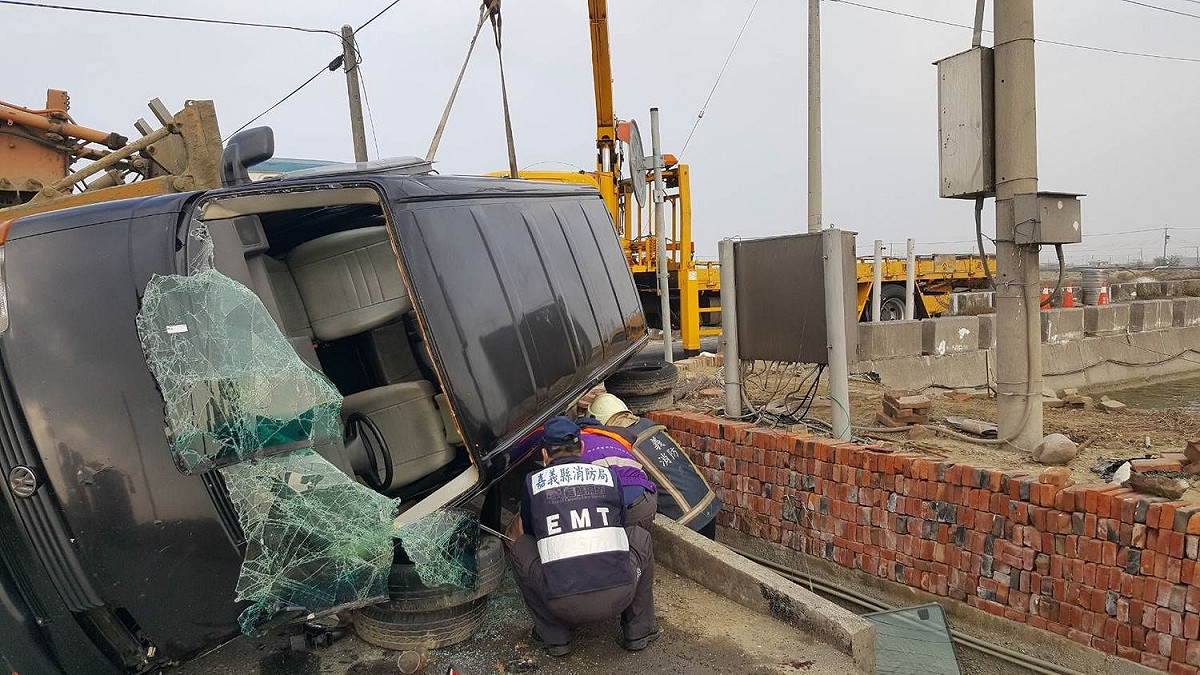 嘉義嚴重車禍！拖板車撞廂型車造成一死一重傷。 圖/嘉義消防局提供
