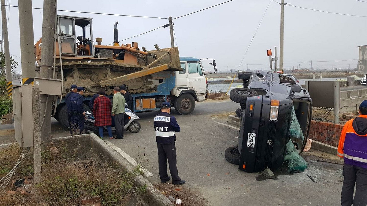 嘉義嚴重車禍！拖板車撞廂型車造成一死一重傷。 圖/嘉義消防局提供